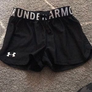 Under armour Girls shorts, size small, black, excellent condition!